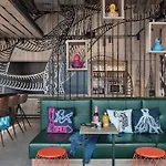 Готель Moxy