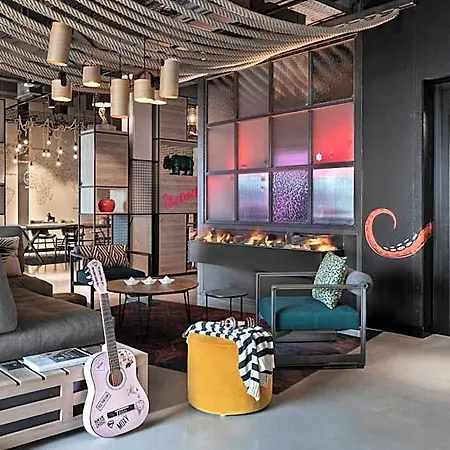 Moxy 3*