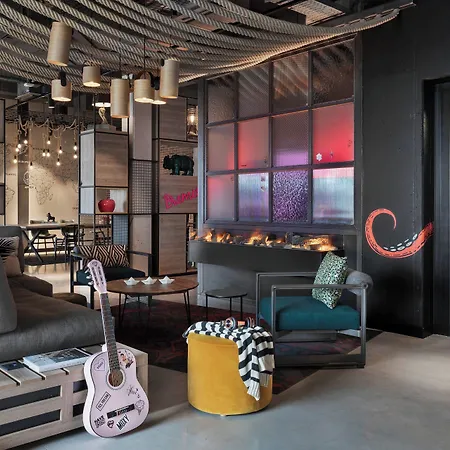 Moxy 3*