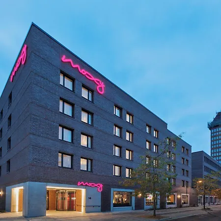 Moxy 3*